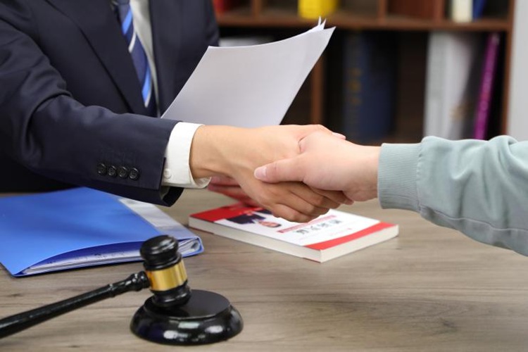 冠领律师代理劳动仲裁案,成功帮助委托人追回工资差额与经济补偿 冠领律师代理劳动仲裁案,成功帮助委托人追回工资差额与经济补偿