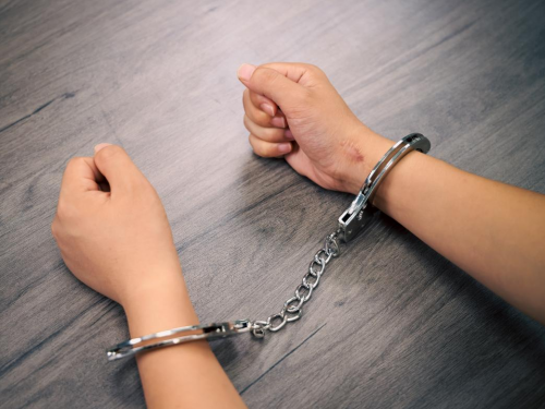 广州三男子抗拒执法涉嫌袭警罪，冠领律师为委托人辩护获从轻处罚-1