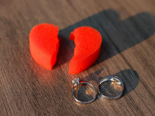 丈夫服刑婚难离，冠领律师寻找突破口成功调解跨越千里的婚姻-1