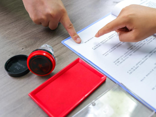 员工离职后要求公司赔偿双倍工资差额与补偿金，冠领律师代理公司参与仲裁驳回对方请求-1