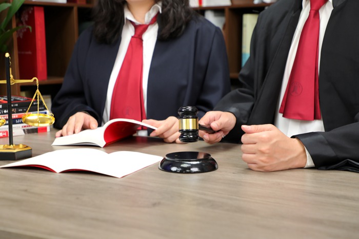 离婚分得房产却因代位析产诉讼被查封，冠领律师调解止损保全大额财产权益
