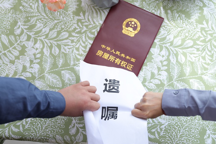 冠领律师代理北京丰台继承纠纷案，助女子依法界定权属获赠锦旗